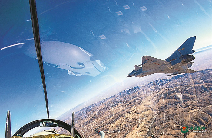 　　编队空中飞行。