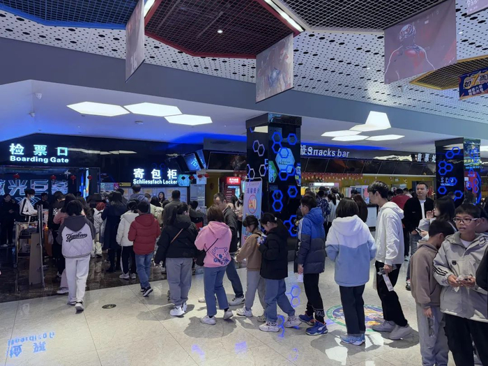 大年初八，电影院仍然火爆。在清远金逸华时尚巨幕影城（世纪荟店），市民排队检票。清远日报记者 刘淑芳 摄