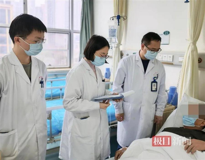 消化内科专家团队在查房