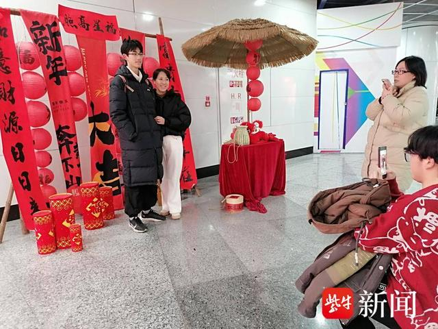 无锡地铁站，游客感受年味。张建波 摄