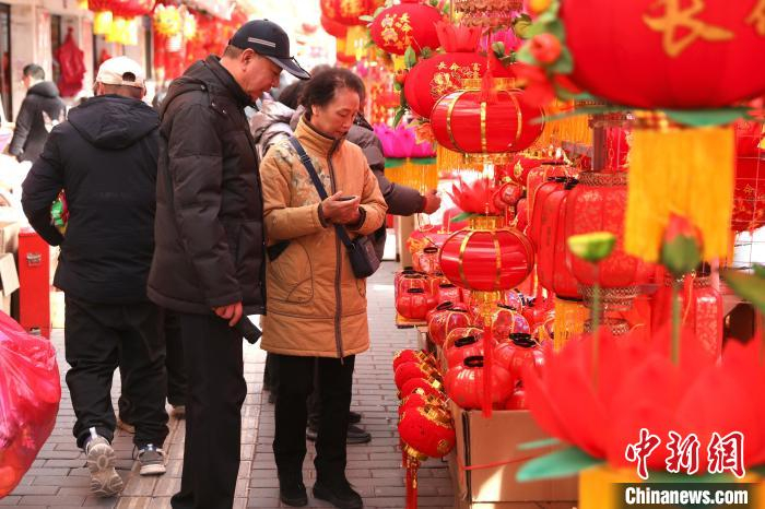 2月6日，陕西西安，市民在市场上挑选灯笼。按照陕西关中习俗，正月十五前舅舅要给外甥送灯笼。中新社记者 张远 摄