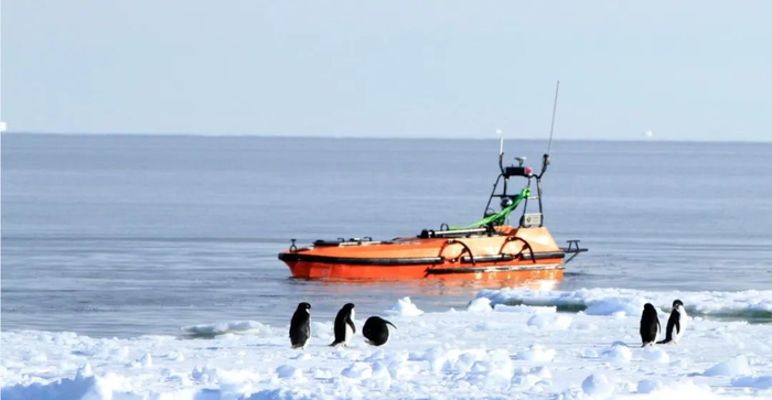 图8 珠海云洲公司M80海底探测无人船搭载多波束条带测深系统进行水下地形测量