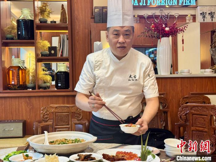 近日，香港厨师施纯炉在店内忙碌。董易鑫 摄