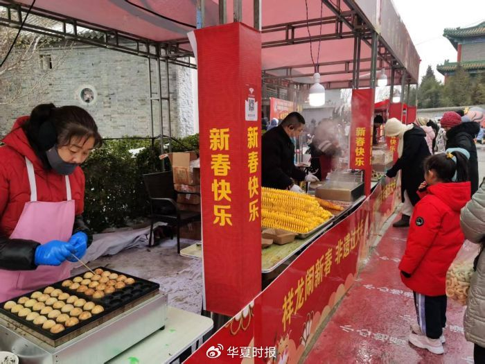 盛世南宫影视文化城内的小吃街。李未来/摄