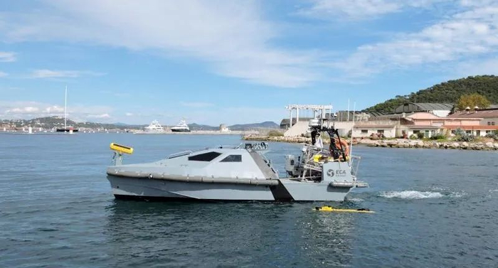 图6 ECA公司“Inspector Mk”系列无人船搭载相干声呐条带测深系统、侧扫声呐和水下机器人用于扫猎雷