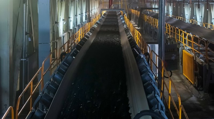 　　煤块顺着输煤廊道源源不断地送进电厂