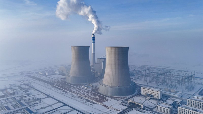 　　茫茫戈壁，在雪域中矗立的新疆皖能英格玛电厂