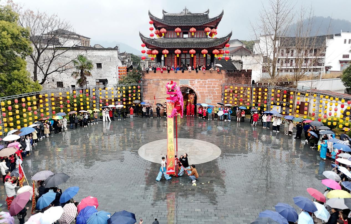 黔阳古城龙狮荟（杨振铎 摄）