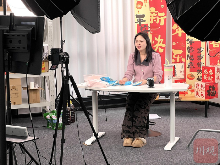 资阳市数字经济及电商直播基地的主播正在直播