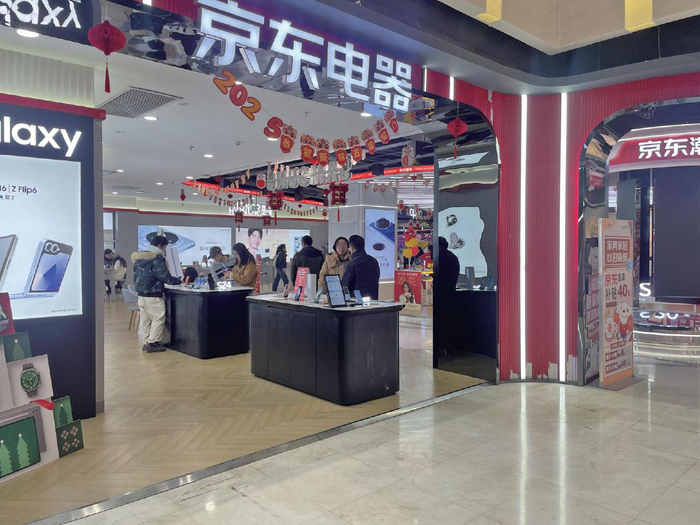 2月2日，广西柳州，市民正在京东电器内选购手机。　本版摄影/新京报记者　韦博雅