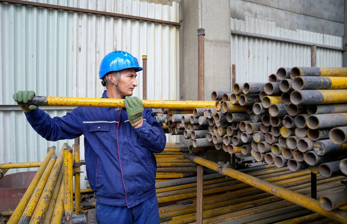 　　工作中的托合提尼亚孜・吾斯曼