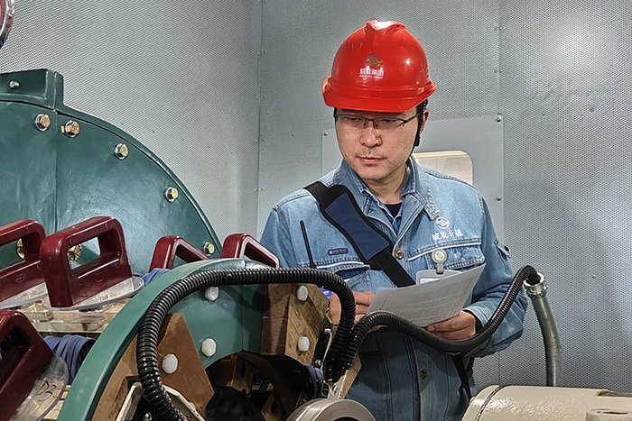 　　庄宇在检查发电机转子碳刷与大轴接触情况