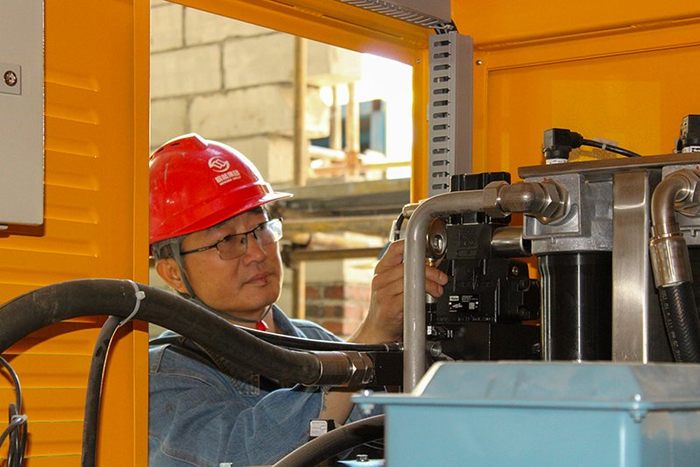 　　工作中的李强争