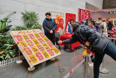 市民游客走进安徽博物院，体验别样文化年。