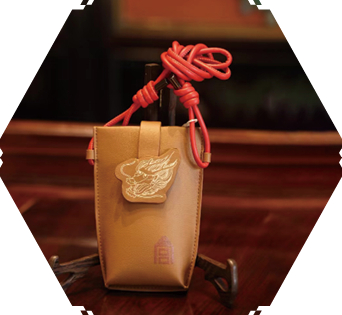 苹果皮做的“龙纹手机包”