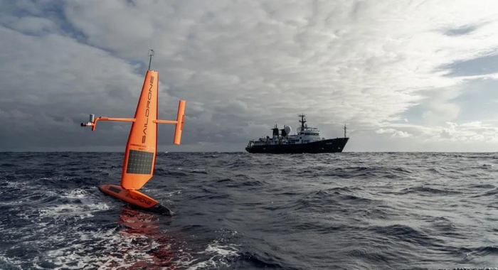 图5 Sail Drone风帆动力无人船在冰岛附近海域进行水文观测