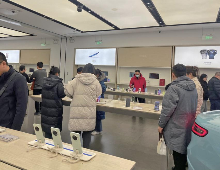 2月4日晚，北京，春节假期最后一天，华为授权体验店合生汇店仍有不少市民选购手机。