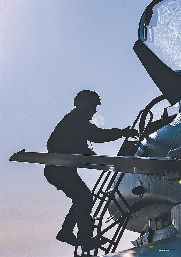 　　飞行员登机。