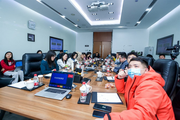 ▲恳谈会上，针对商家代表提出的建议，平台代表给出回应。（摄影：陆原）
