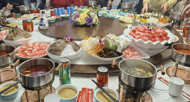 　　图为消费者选择火锅聚餐。