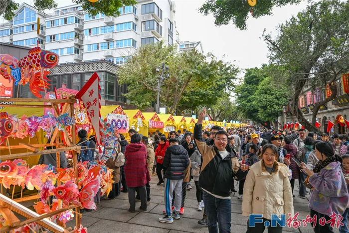 游客逛上下杭国潮市集。池远 摄
