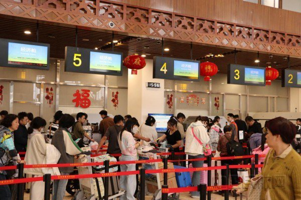 博鳌机场旅客有序值机（海南机场集团供图）