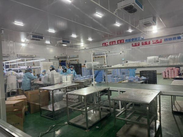 来自附近的村民正在打包