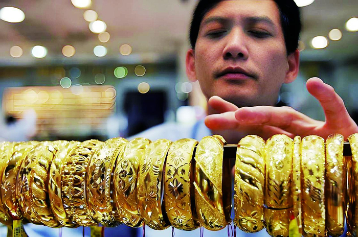     店员在整理黄金饰品。 新华社资料图