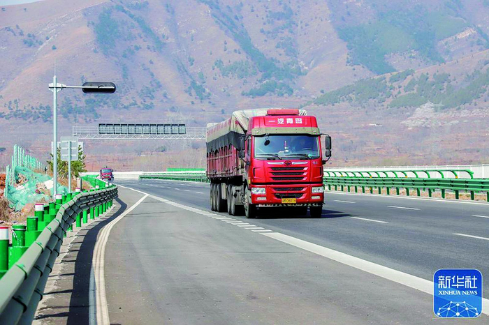     高速公路上的大货车 新华社发