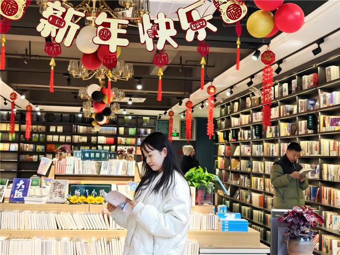 在巴彦淖尔市的一家书店，读者静享阅读时光。记者 陈杨 摄