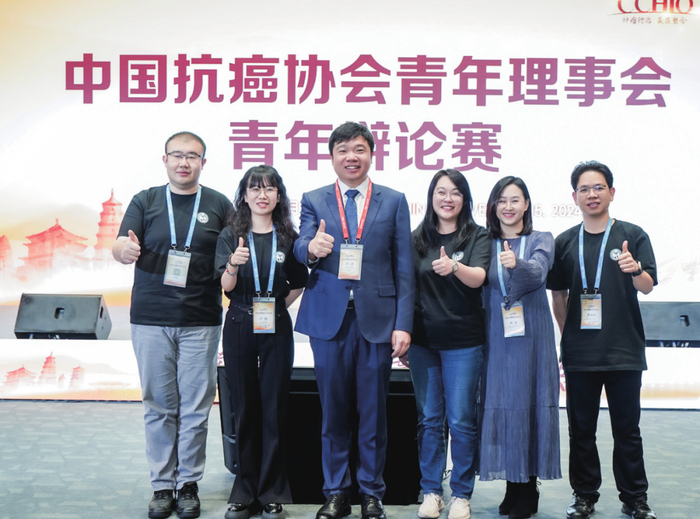 刘通（左三）在中国抗癌协会青年理事会青年辩论赛上做评委