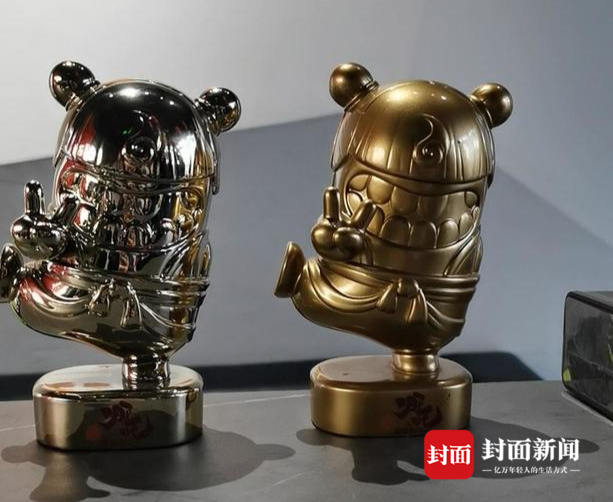  前台接待桌上，是哪吒的超萌手办，夸张的大牙十分醒目