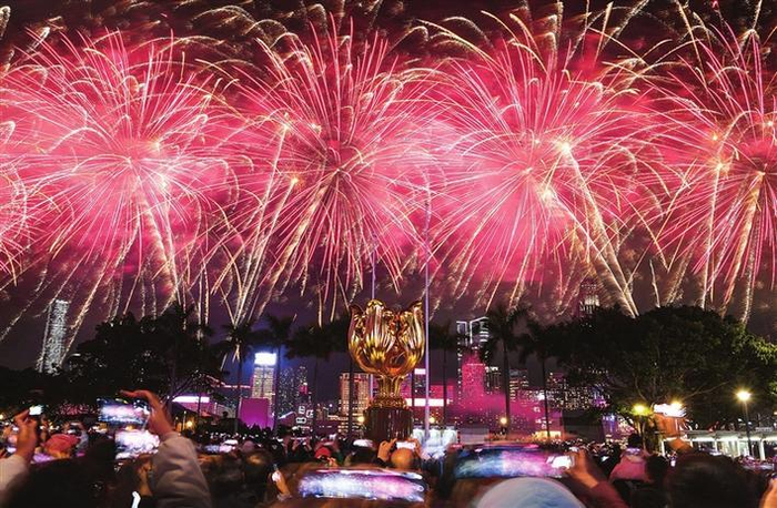     1月30日，香港维多利亚港上空烟花绽放，欢庆新春佳节。    新华社记者 陈铎 摄