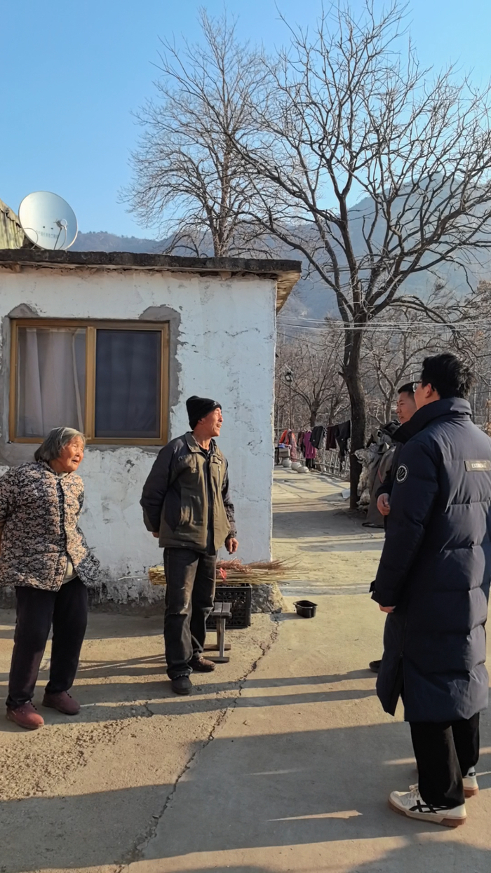 图为记者跟随砂子洞村党支部书记秦慧冬入户收集信息。新华社发