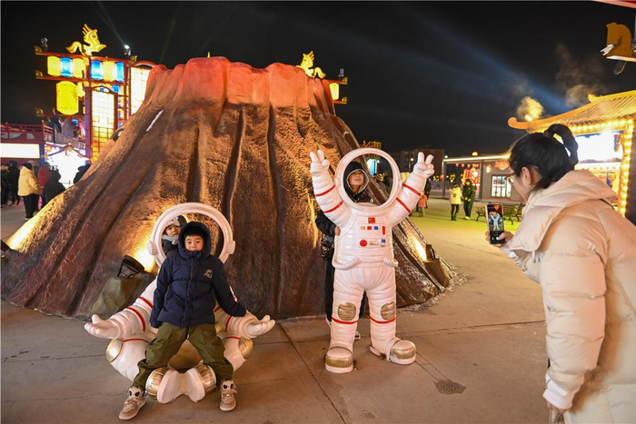 　游客在乌兰察布之夜主题街区游览。记者 王磊 摄
