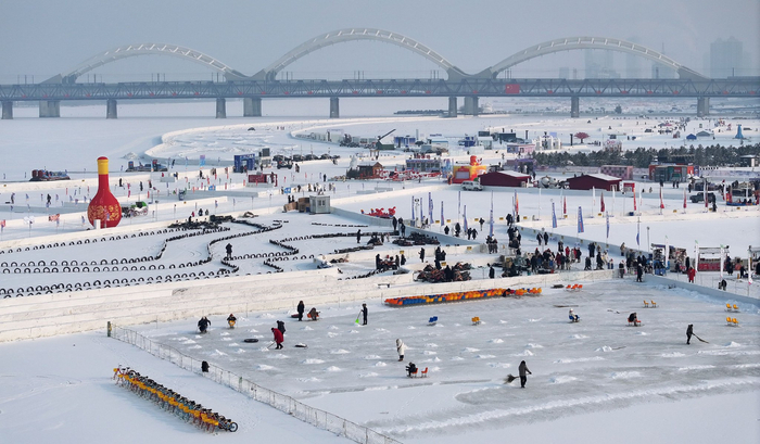 松花江上处处是冰雪娱乐的场地