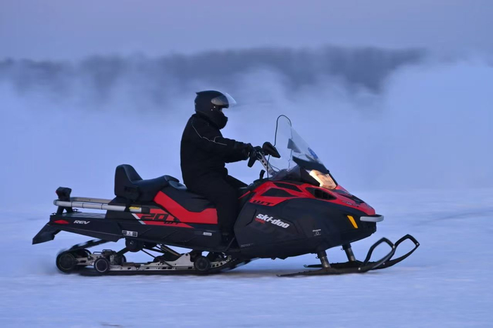 运粮河上游客在体验雪地摩托