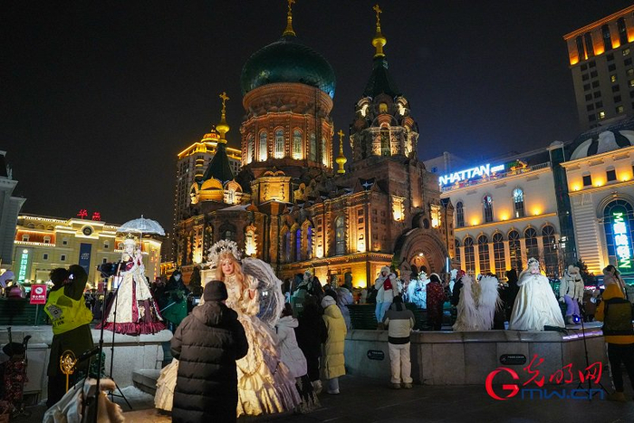 正月初三，在哈尔滨圣·索菲亚教堂广场，游客拍摄写真。