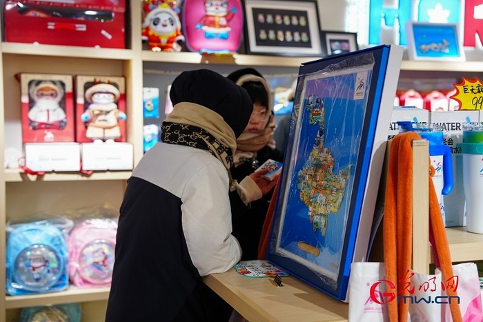 顾客在哈尔滨一家第九届亚冬会特许商品零售店内选购商品。