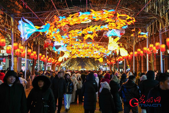 正月初三，哈尔滨百年老街中央大街人头攒动。