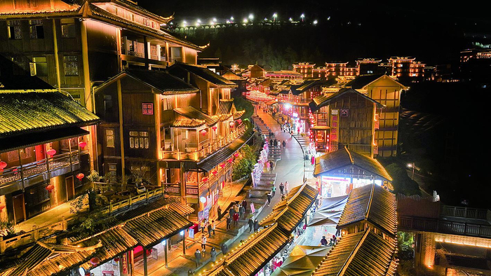     游客在酉州古城游玩 新华社发