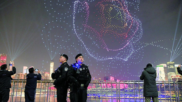     春节期间，公安民警值守在游客打卡热门地。