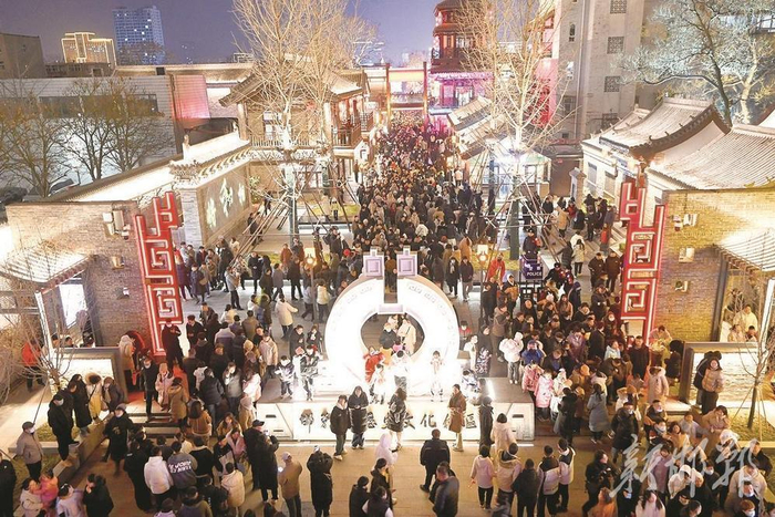 春节假期，市民和游客在邯郸道历史文化街区游玩。