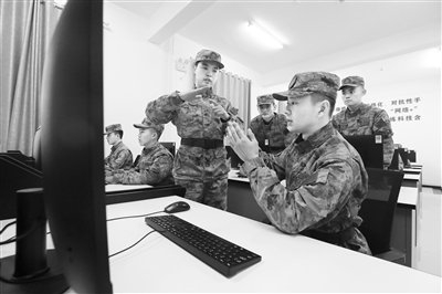 图为该大队军士骨干对训练内容进行复盘总结。 朱云轩摄