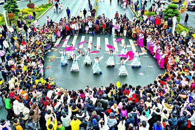 婺源民俗表演精彩纷呈。程新德摄/光明图片