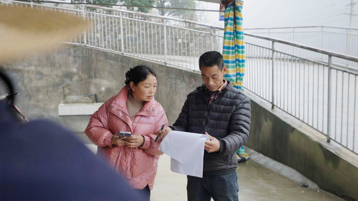 年前多多买菜送到村里的货物多，王义琴夫妇从一大早就开始盘点分拣。阳宇/摄