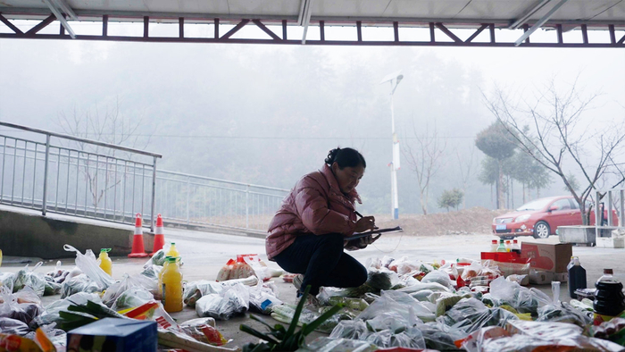 司机送到货物后，王义琴会认真为每个顾客分拣好货物。阳宇/摄