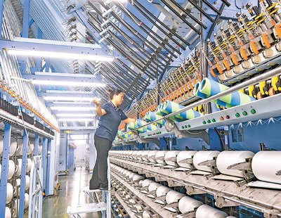 春节假期后，江苏宿迁市宿城区推动辖区内工业企业尽快实现满产达产，图为一家公司的工人在生产线上赶制订单。