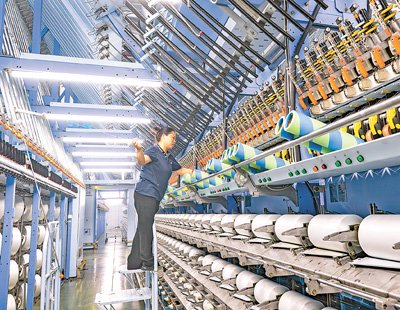 　　春节假期后，江苏宿迁市宿城区推动辖区内工业企业尽快实现满产达产，图为一家公司的工人在生产线上赶制订单。