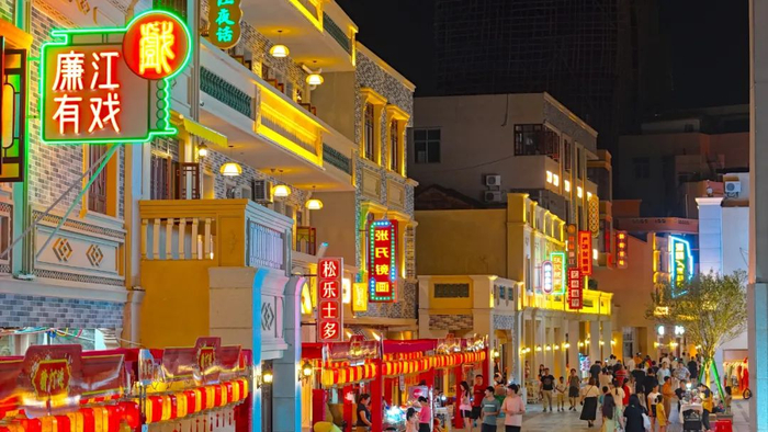 廉江鹅街亮灯。吴东俊 摄